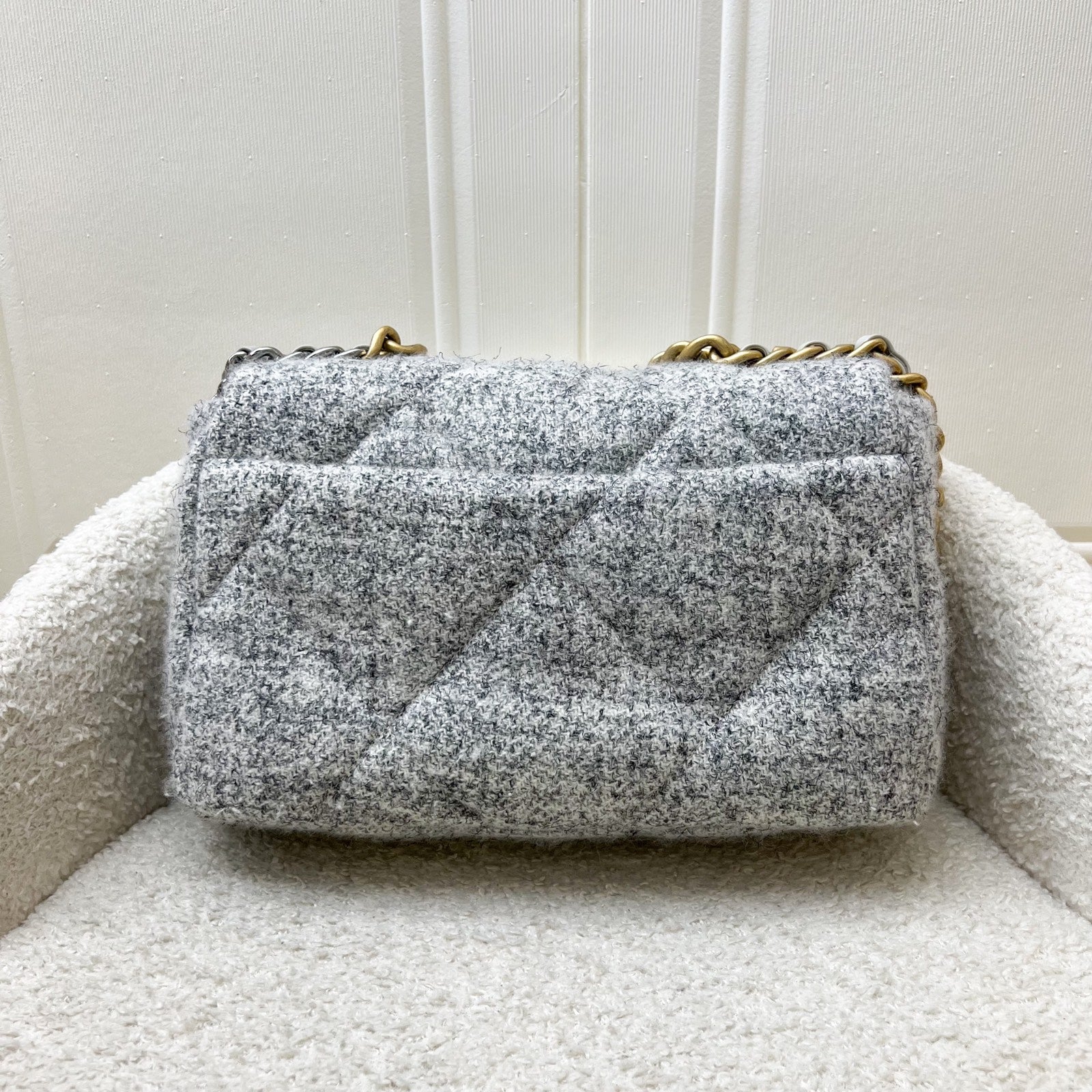 Chanel Chanel 19 grey bag – front view