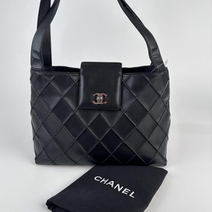 Chanel handbag black – front view