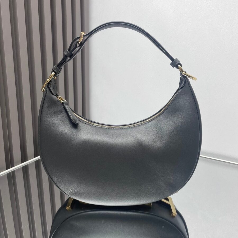 FENDIGRAPHY MEDIUM 29 IN BLACK SMOOTH LAMBSKIN GOLD HARDWARE | Studio Nafay